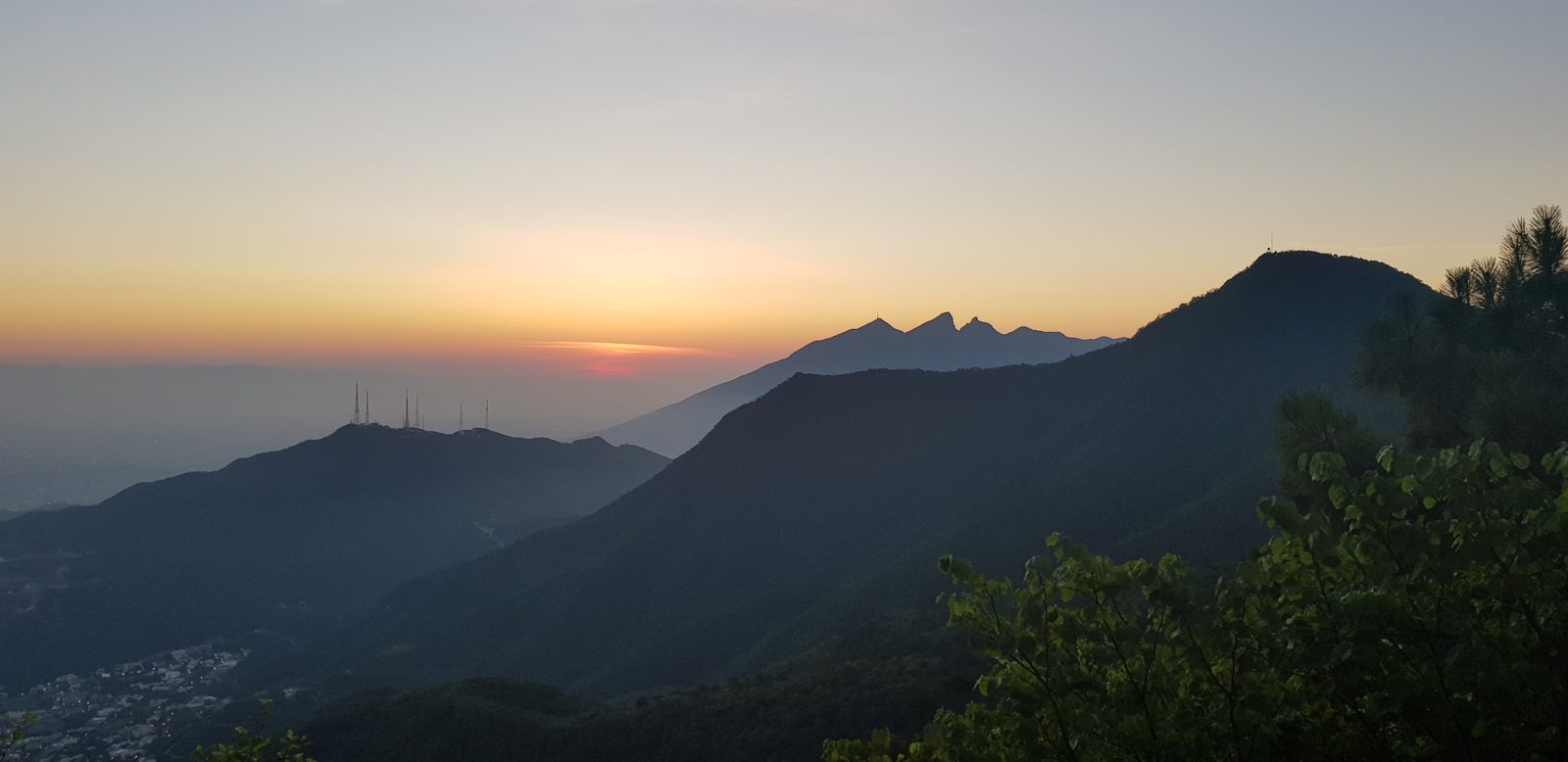 vista del amanecer hacia el cerro de la silla