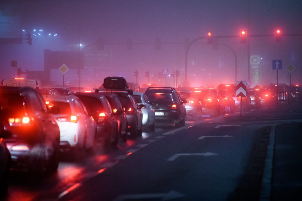 Evita salir en horas pico de contaminación